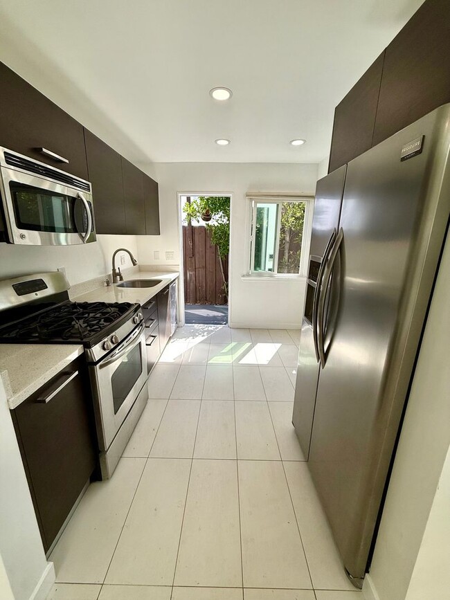 Building Photo - 2030 Ocean Park Blvd