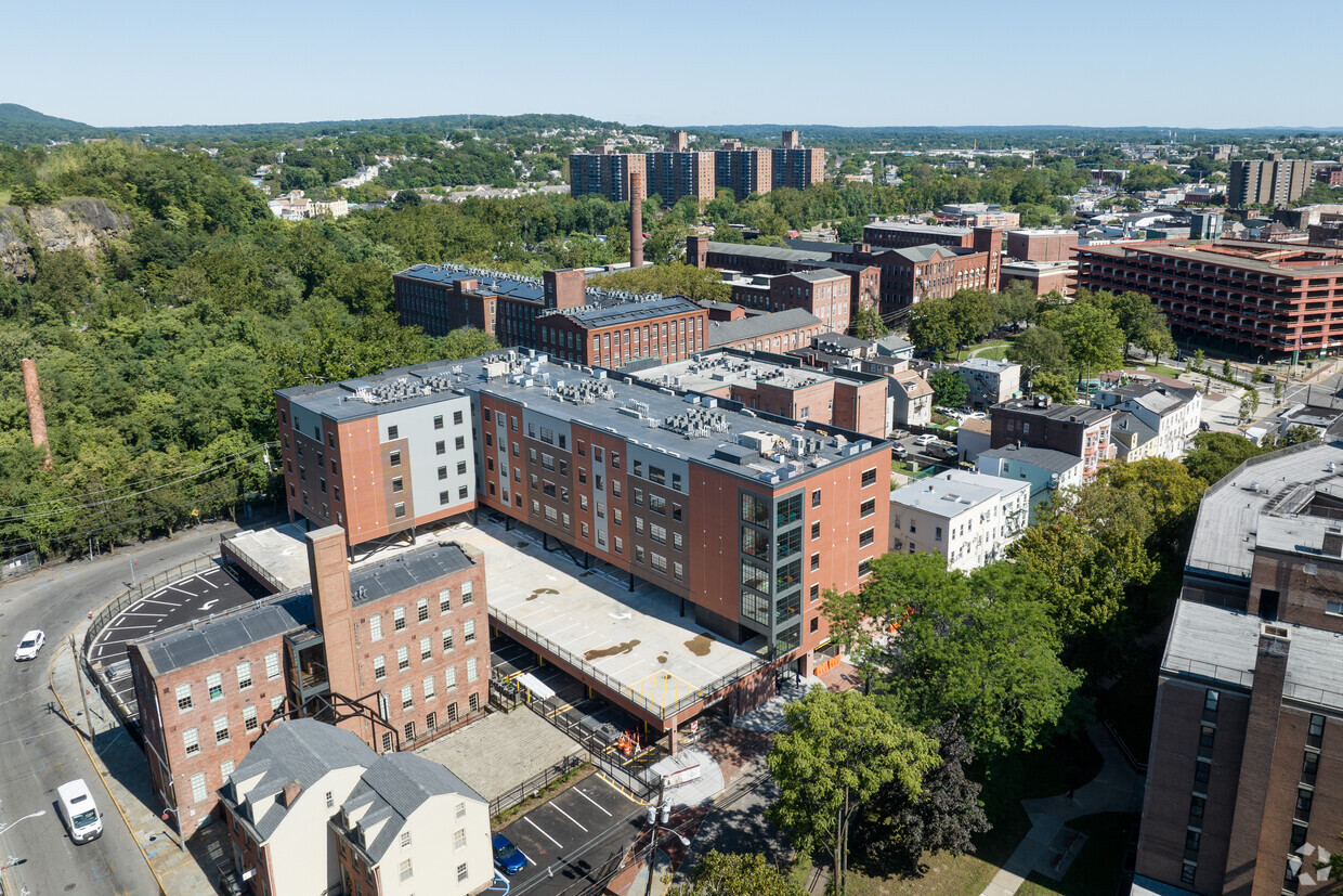 Exterior Building - Mill Street Square - 3318