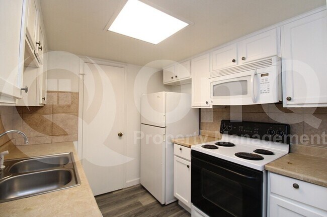 Building Photo - 3332 W Las Palmaritas Dr