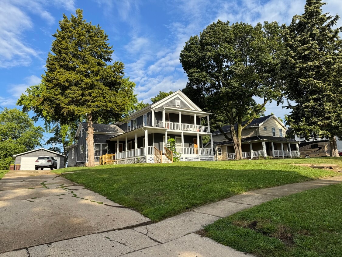 Building Photo - 10907 N Woodstock St