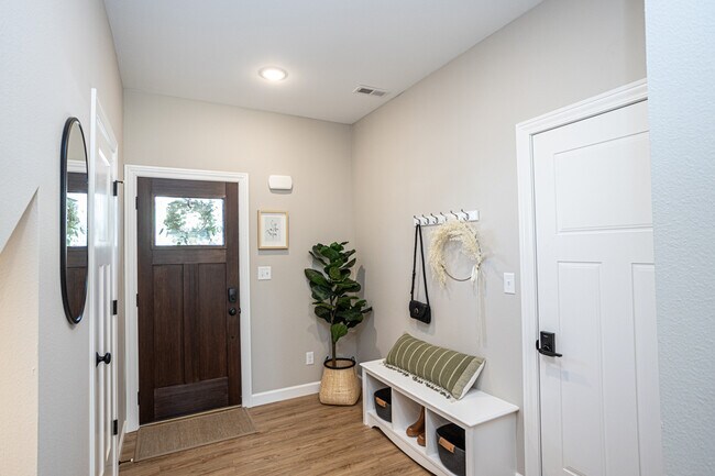 Building Photo - 161 Sierra Cir