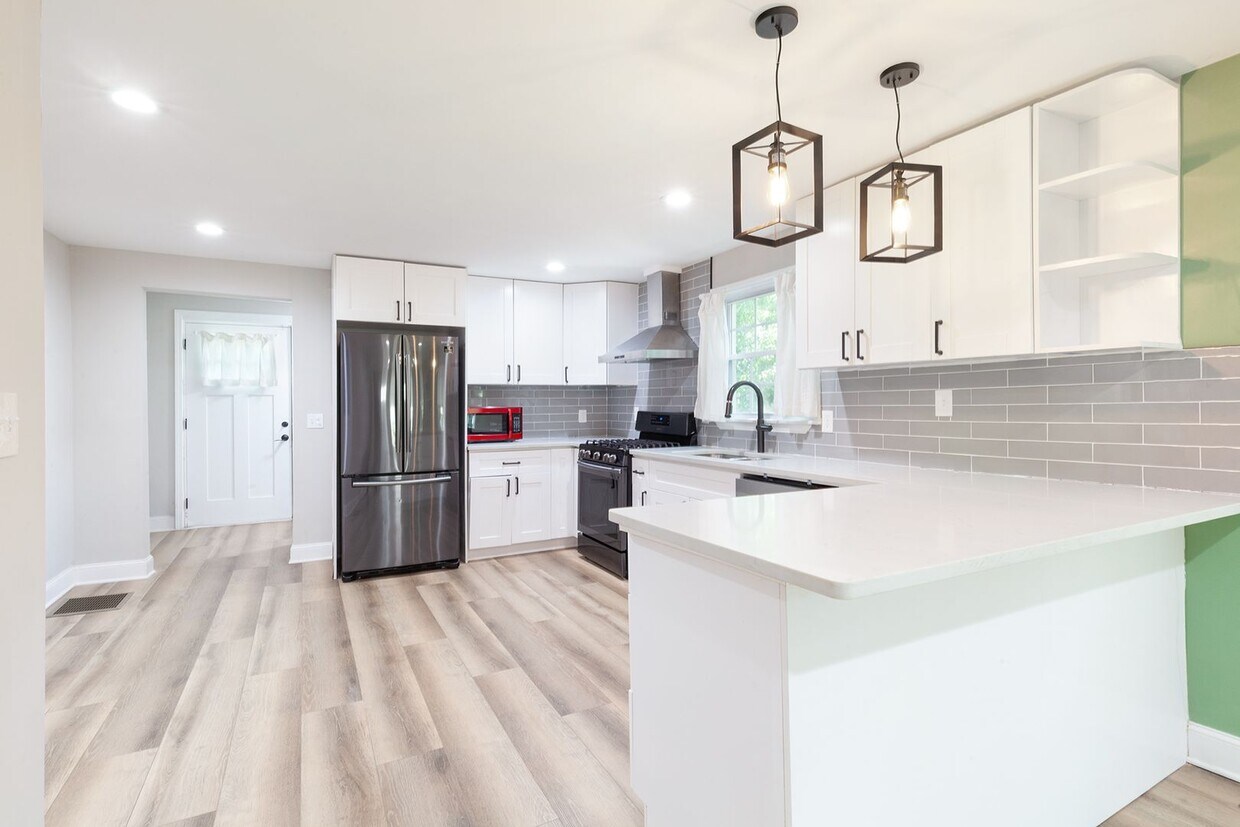 Foto principal - Updated 3bd/2ba Ranch Blocks From Downtown...