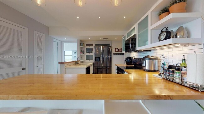 Building Photo - 77 Crandon Blvd
