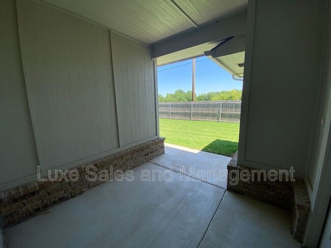 Building Photo - 8000 NW 110th Dr