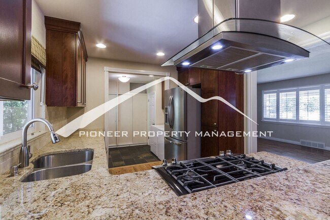 Foto del edificio - Spacious 3 Level Home with Large Yard, Fir...