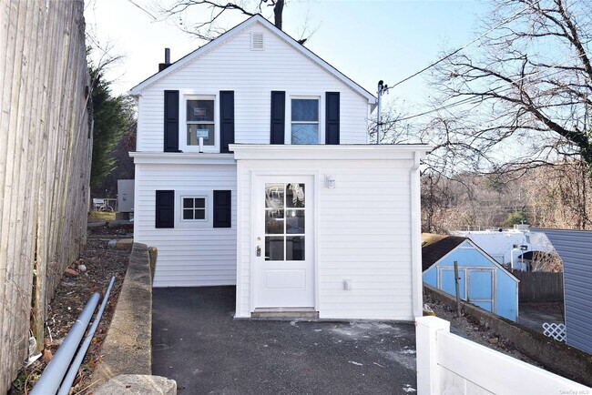Building Photo - 22 Pine Dr