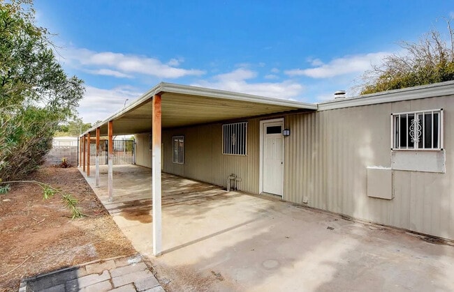 Building Photo - 136 Sir Thomas Dr