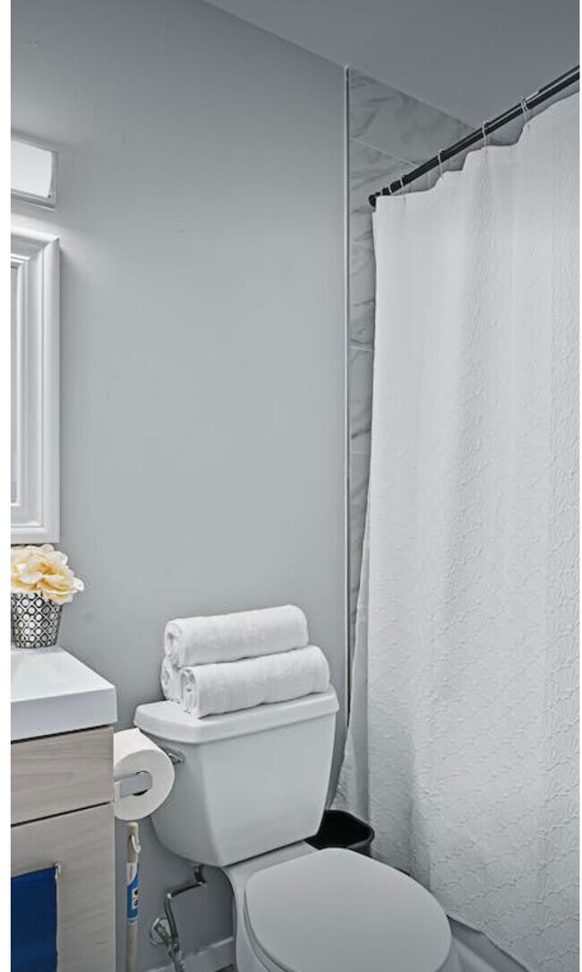 Building Photo - 2302 Royal Dr