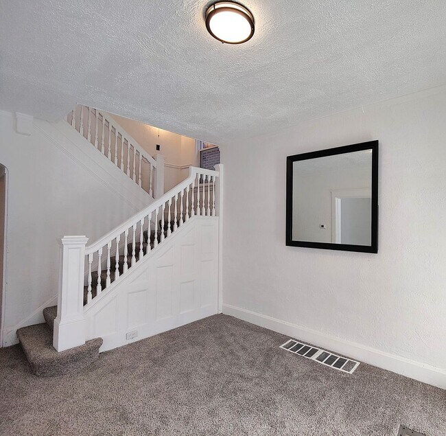 Foto del edificio - *Beautifully Updated & Spacious 6BD/1.5BA ...