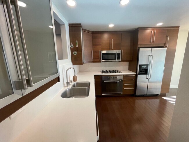 Building Photo - Completely updated 2bedroom Townhome