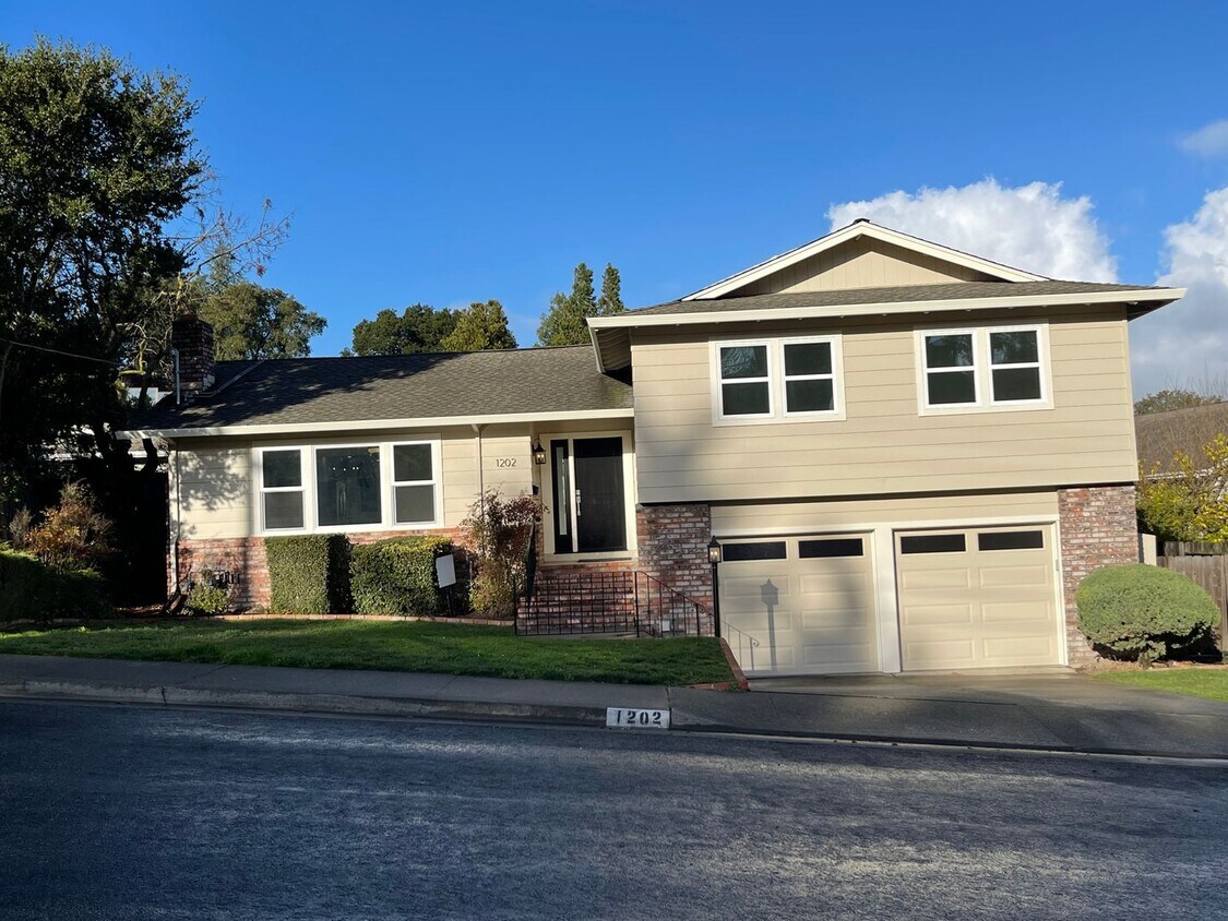 Foto principal - Remodeled 4/2 Single West Petaluma Home - ...