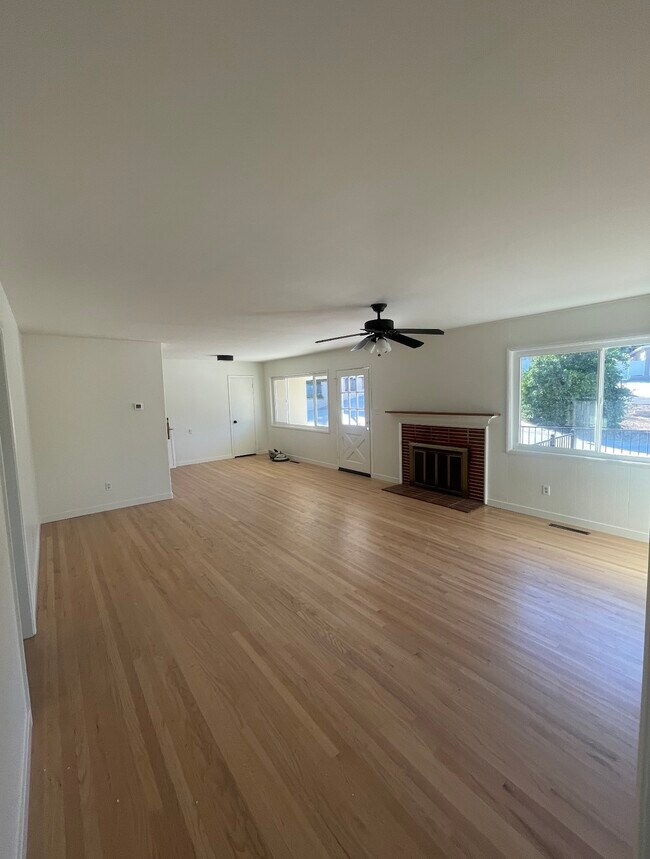 Building Photo - 3905 Calavo Dr