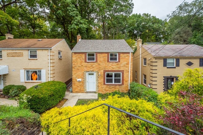 Building Photo - AVAILABLE OCT 1ST!! GORGEOUS 2 BEDROOM HOU...
