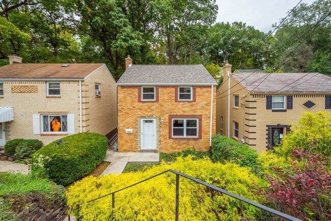 Building Photo - GORGEOUS 2 BEDROOM HOUSE IN BROOKLINE! AVA...