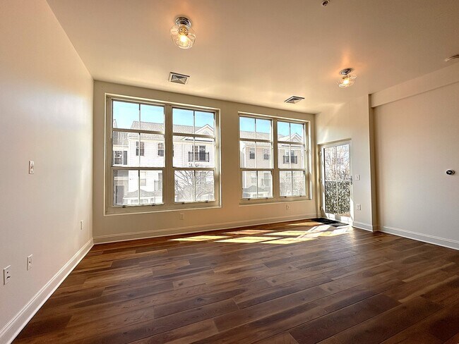 Foto del edificio - 55 Mallory Ave