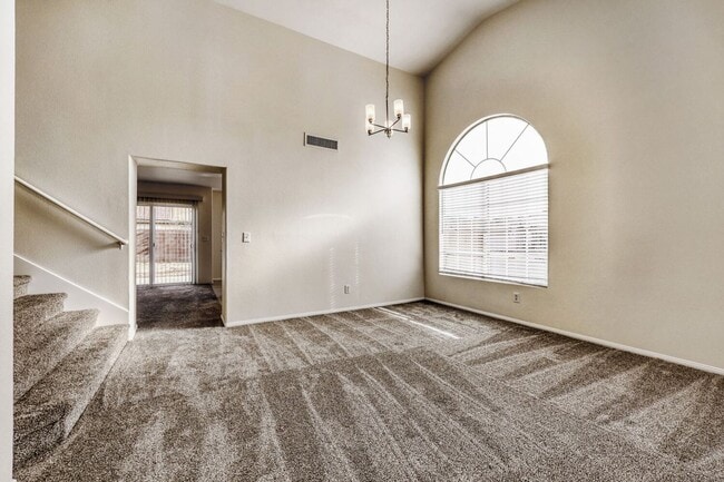 Foto del edificio - Fully remodeled!  Cozy 4 bedroom with 3 car garage !