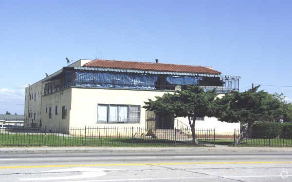 Building Photo - 12636 S Figueroa St
