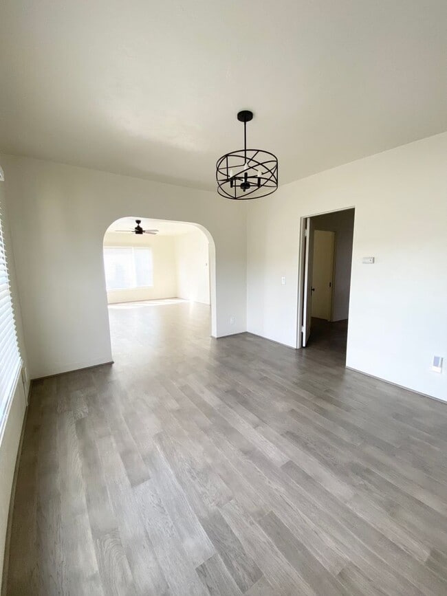 Building Photo - H203-211-P