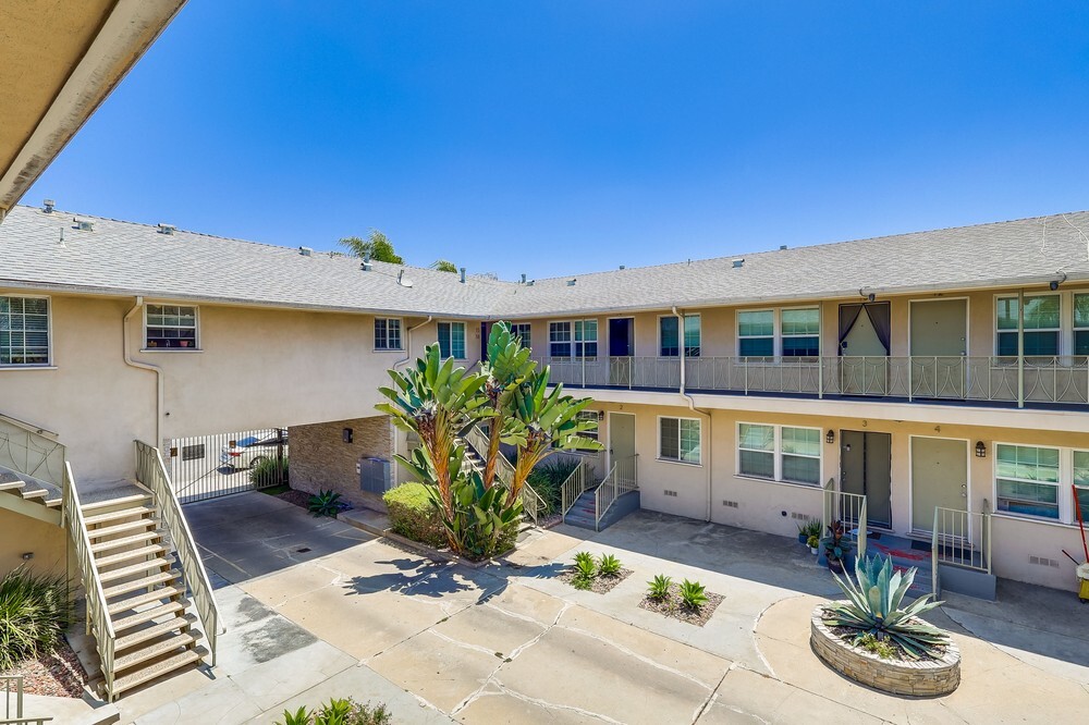 Punto de vista de Inside Air - Mid-Century Property Amid South LA’s Vital Commercial Corridor