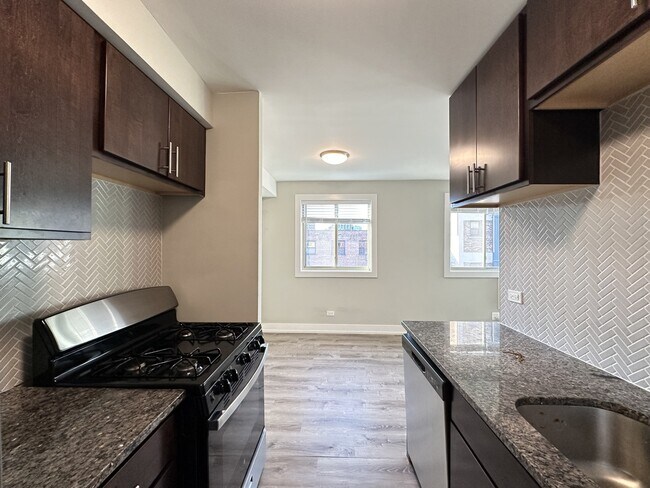Building Photo - 533 W Surf St