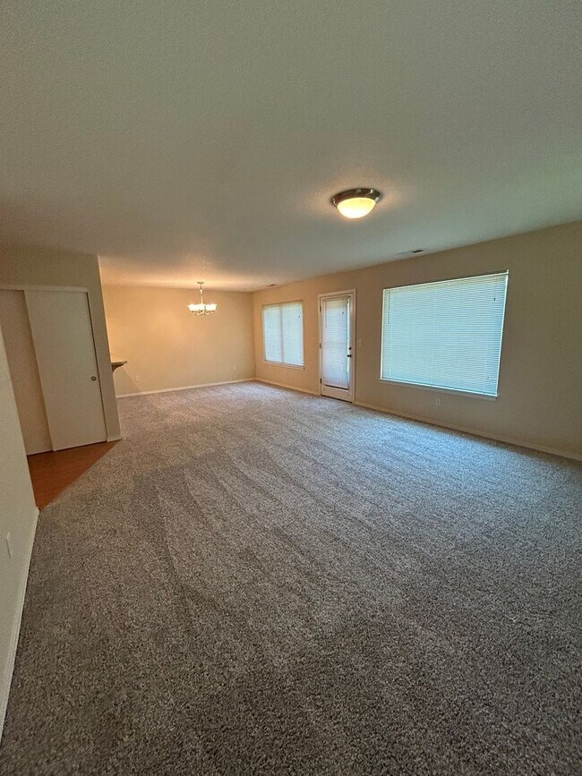 Building Photo - Great 2 Bedroom Condo near Vancouver Mall!