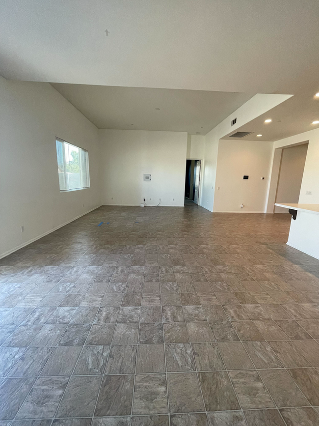 Building Photo - Beautiful 4 bedroom / 2.5 baths single sto...