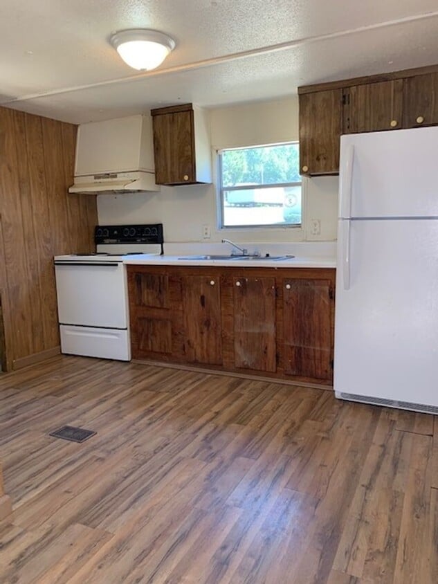 Primary Photo - Affordable 2 bedroom, $775 a month. Call 8...