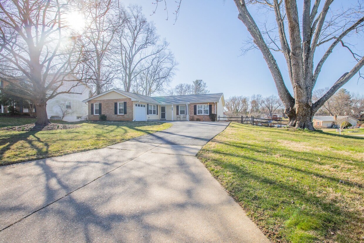 Primary Photo - Lovely 3 BR/2.5 BA Single-Family Home in G...
