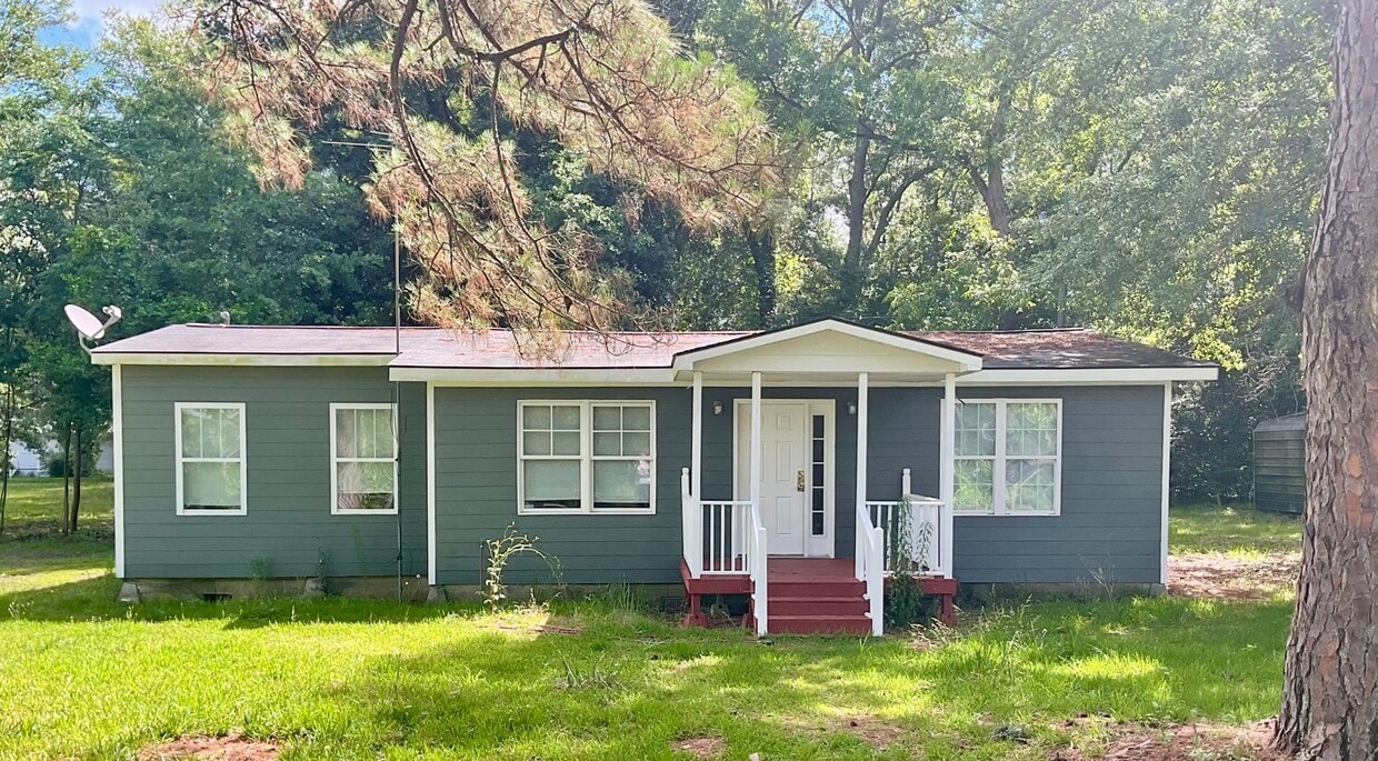 Primary Photo - 4 Bed 3 Bath Cozy Cottage on Lake Front Pr...