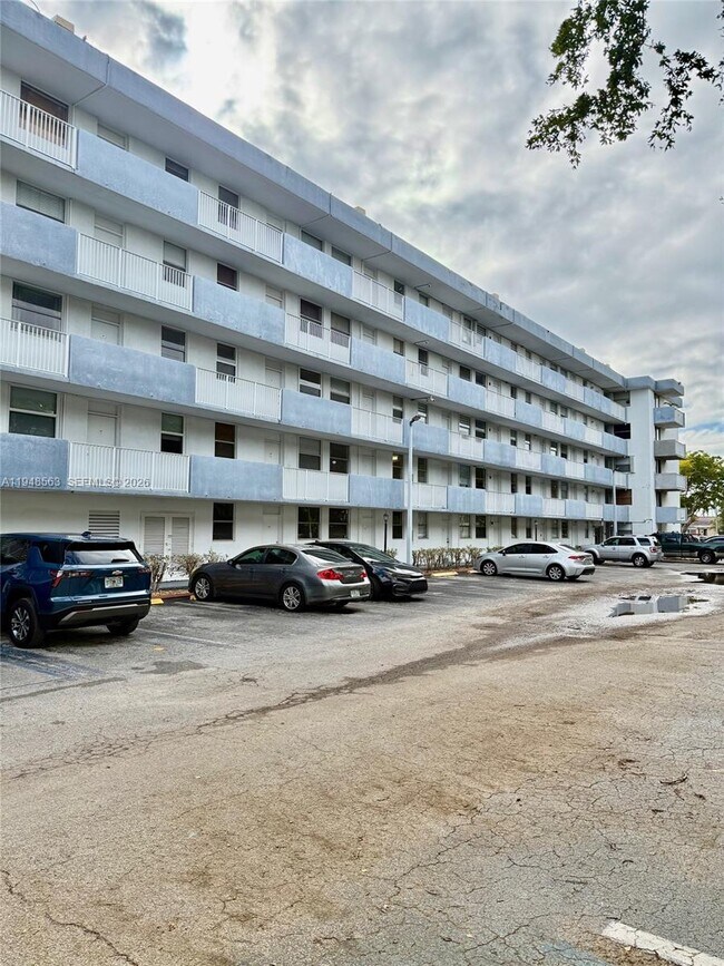 Building Photo - 1801 S Treasure Dr