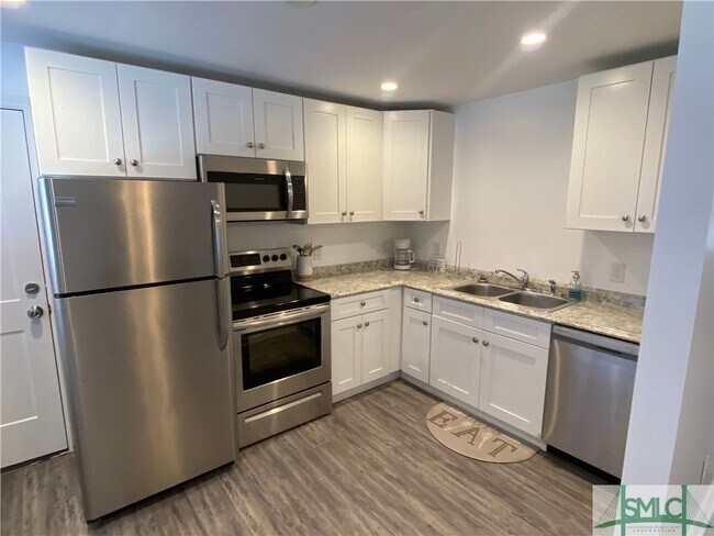Building Photo - 2 W 53rd St