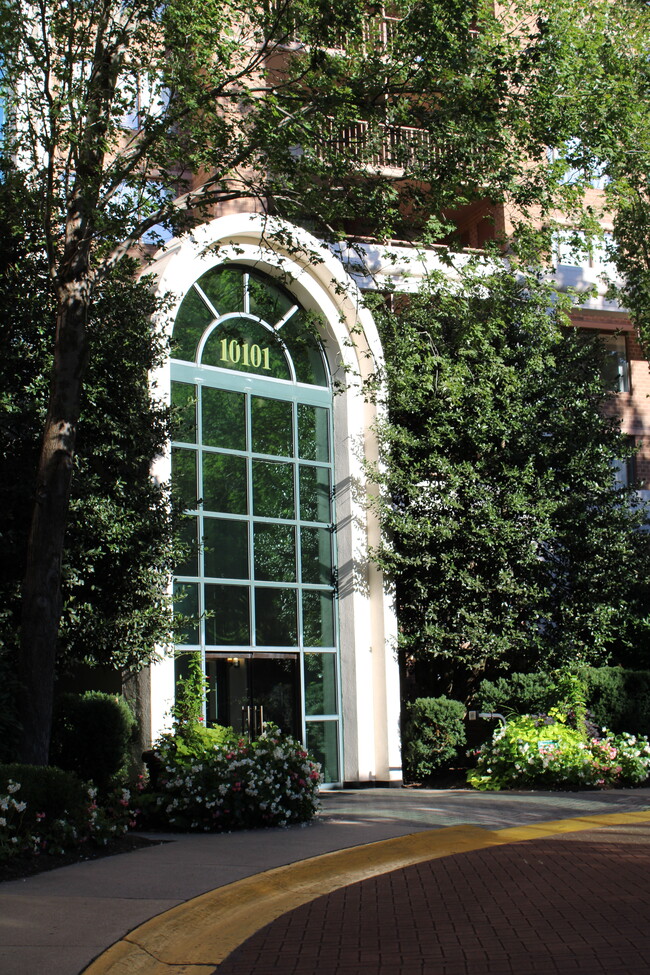 Foto del edificio - 10101 Grosvenor Pl