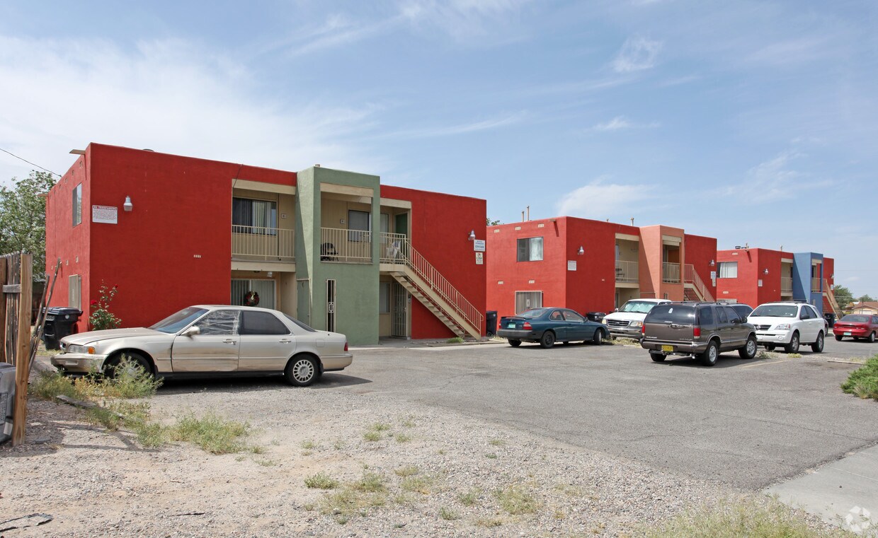 Foto principal - 8000-8008 Grand Ave NE