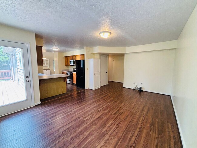 Foto del edificio - 3 Bedroom, 3 Bath Two-Level Townhouse