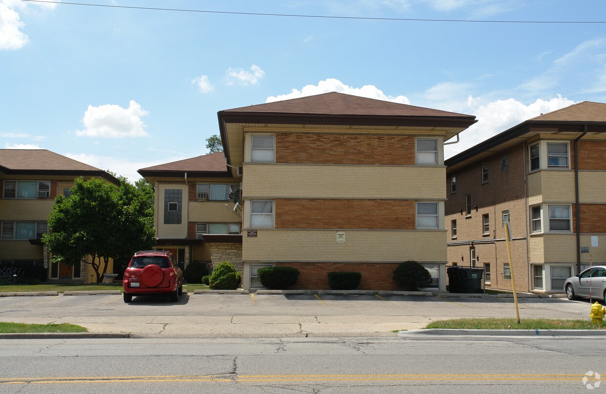 7554 N Waukegan Rd, Niles, IL 60714 Apartments in Niles, IL