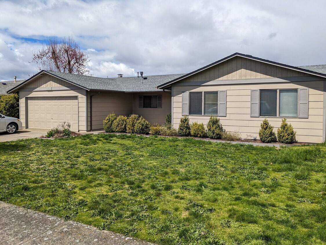 Foto principal - 1613 River Rock Dr NE