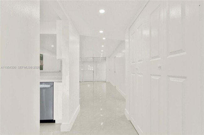 Foto del edificio - 8320 Sands Point Blvd