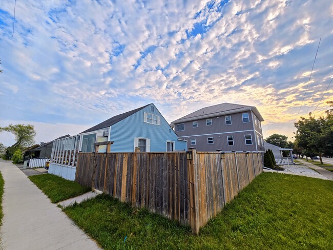 Building Photo - 4 Wavell Crt