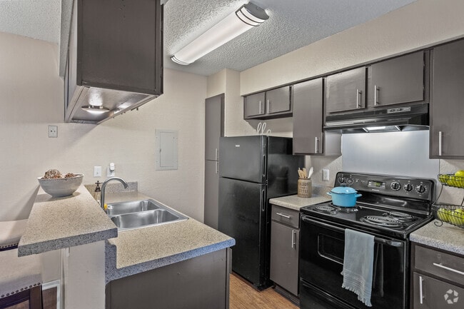 1BR, 1BA - 657SF - Kitchen - MIA Forest Oaks