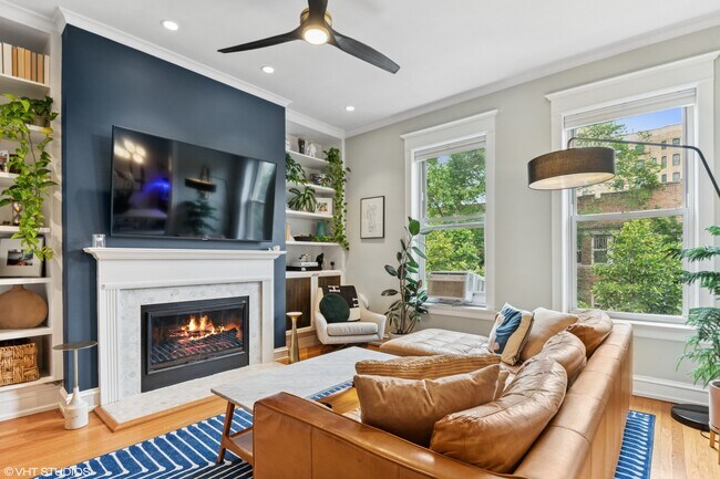 Foto del edificio - 2837 N Cambridge Ave