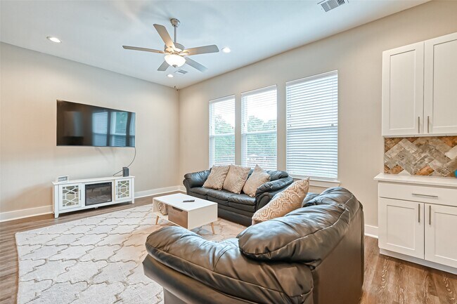 Building Photo - 882 Fortune St