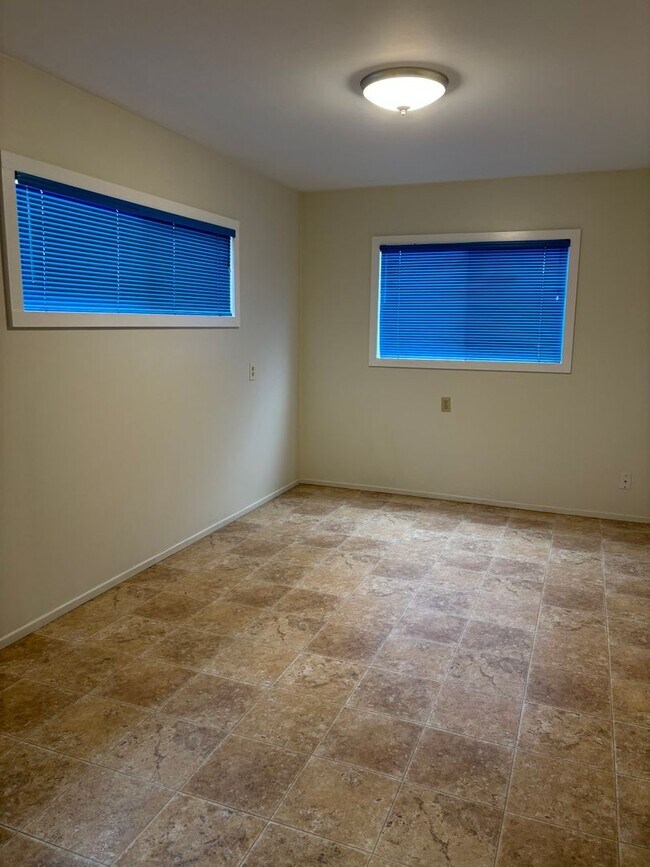 Building Photo - 2 bedroom 2 bath Windsor home available now