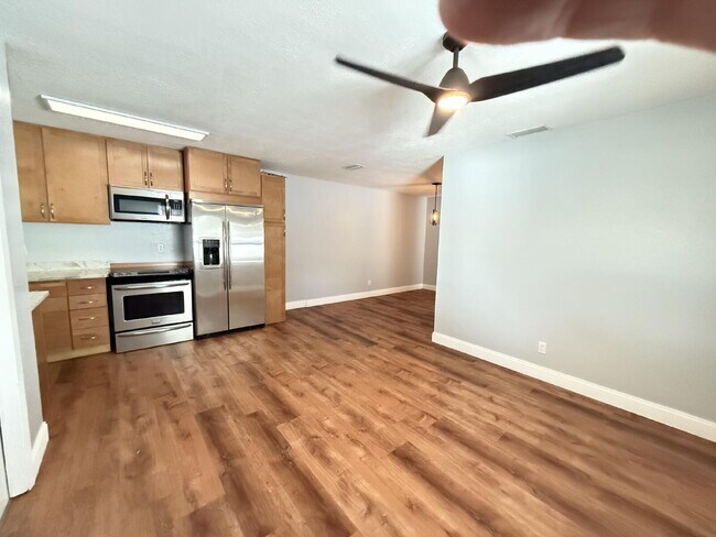 Foto del edificio - Charming 2-Bed Duplex in Tampa with Modern...
