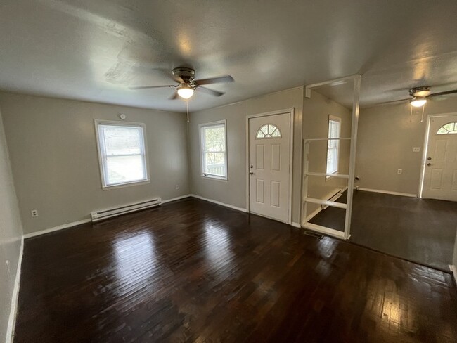 Building Photo - 3 bedroom 1 bathroom remodeled house avail...