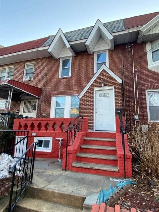 Primary Photo - 93-12 95th St