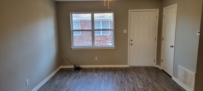 Building Photo - 2 Bd, 1 BA, Duplex