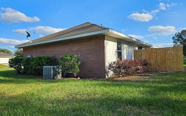 Building Photo - 122 SW Gerald Conner Dr