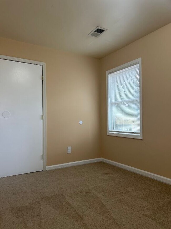 Building Photo - 3 bed 1 bath in Decatur!