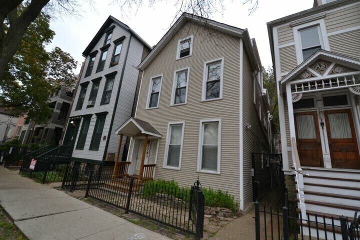 Foto principal - 2763 N Kenmore Ave