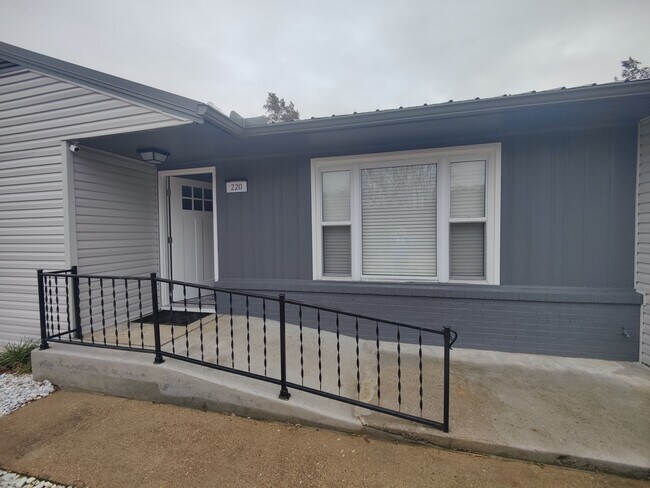 Foto del edificio - 220 E Hendron Chapel Rd